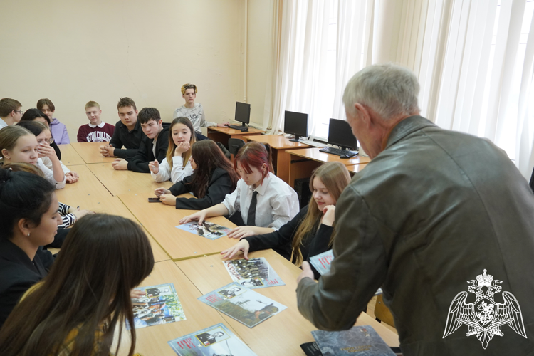 Ветеран войск правопорядка провел урок мужества для студентов в Костроме
