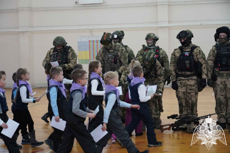 Более 30 килограммов сладостей передали первоклашки из Костромы бойцам Росгвардии в зону СВО