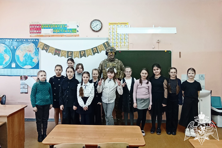 Экскурсией в ОМОН "Оплот" завершилась "Неделя мужества" в региональном Управлении Росгвардии 