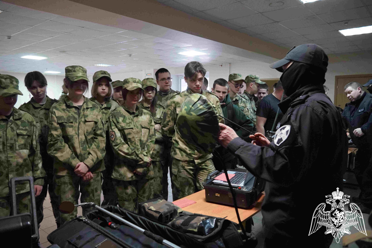 Более 80 костромских старшеклассников познакомились со спецподразделениями Росгвардии