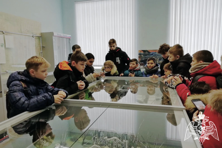 Экскурсией в ОМОН "Оплот" завершилась "Неделя мужества" в региональном Управлении Росгвардии 