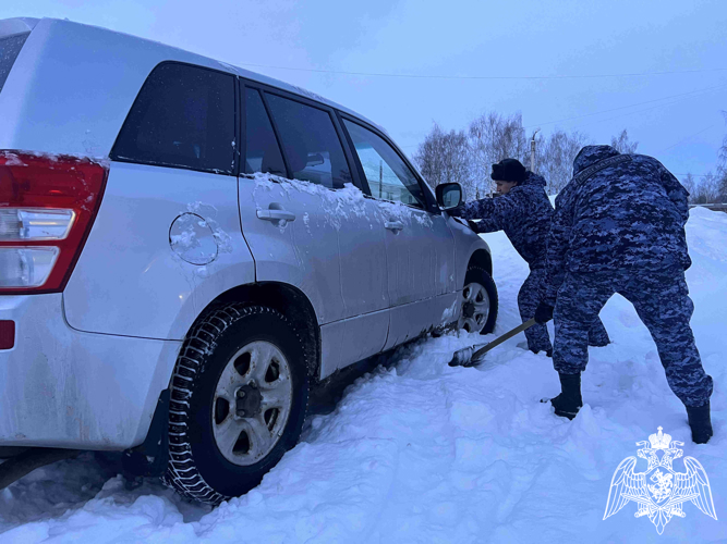 Жительница Костромы поблагодарила сотрудников Росгвардии за помощь на дороге