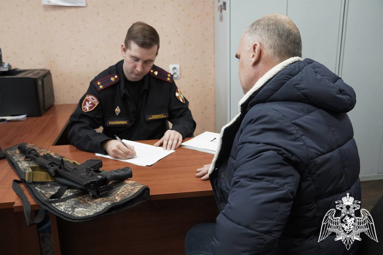 Сотрудники подразделений госконтроля и лицензионно-разрешительной работы Росгвардии отмечают профессиональный праздник