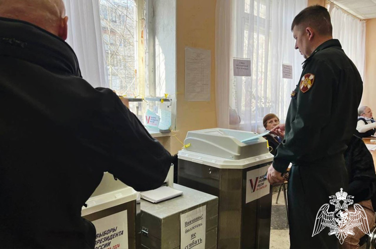 Росгвардейцы участвуют в голосовании на выборах Президента России в Костроме 
