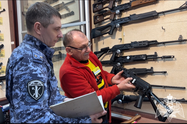 В Костроме росгвардейцы проводят профилактические мероприятия с владельцами оружия и частными охранными организациями (видео)