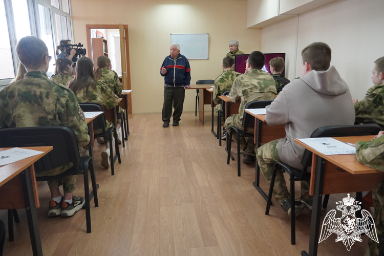 На "Диктанте Победы" труженик тыла рассказал подшефным Росгвардии учащимся о Великой Отечественной войне 