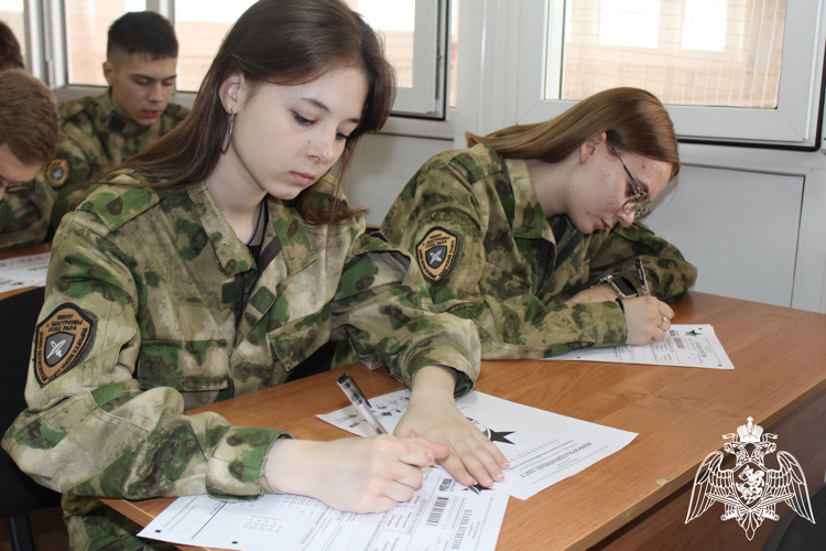 На "Диктанте Победы" труженик тыла рассказал подшефным Росгвардии учащимся о Великой Отечественной войне 