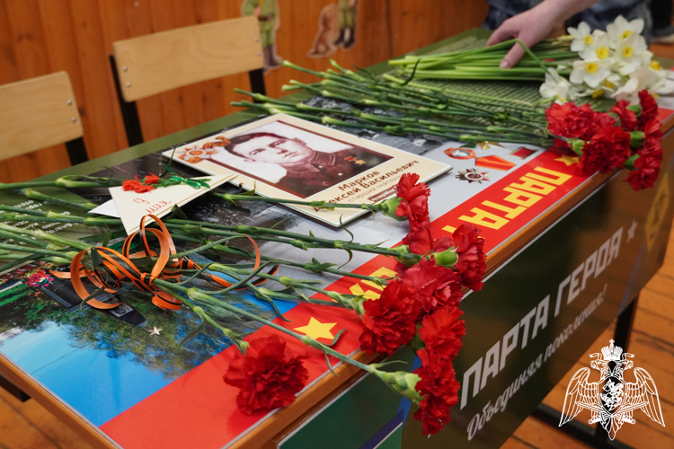 Сотрудники Росгвардии приняли участие в открытии "Парты Героя" в Костромском районе 