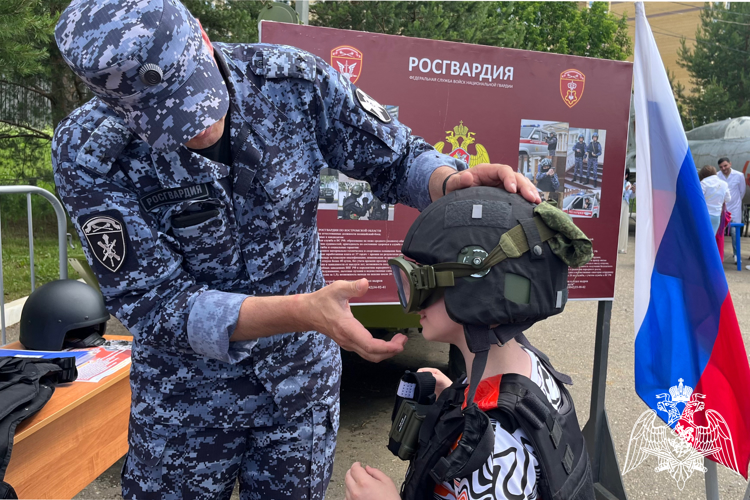 Юные костромичи примерили на себя роль росгвардейцев 