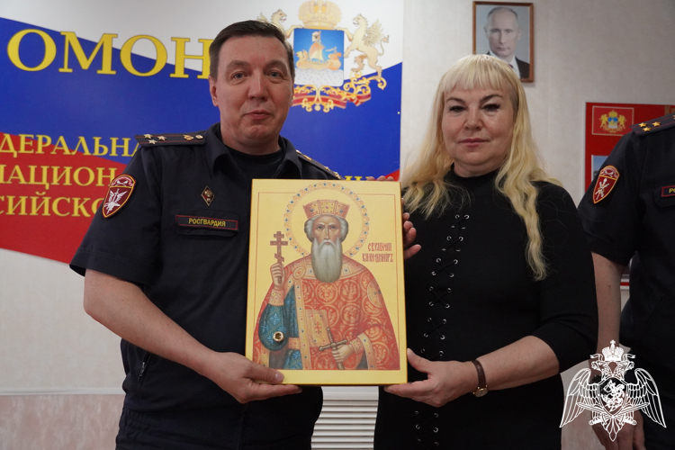 Икону с частицей мощей равноапостольного великого князя Владимира передали росгвардейцам в Костроме