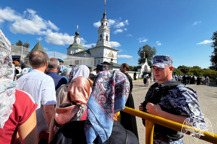 В Костроме росгвардейцы приняли участие в обеспечении общественной безопасности в ходе торжеств, посвящённых обретению чудотворной Феодоровской иконы Божией Матери