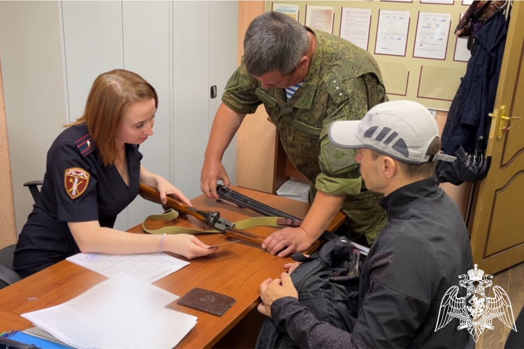 Костромские росгвардейцы передали добровольно сданное охотничье оружие в зону СВО 