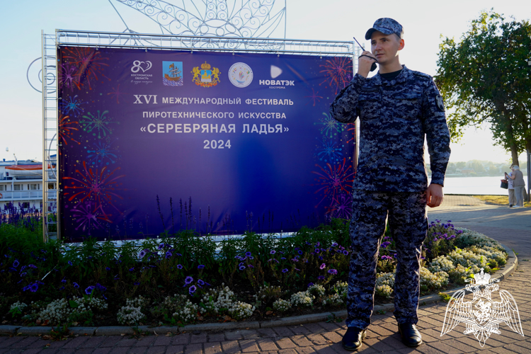 Росгвардейцы обеспечили общественную безопасность во время проведения межрегионального фестиваля фейерверков в Костроме