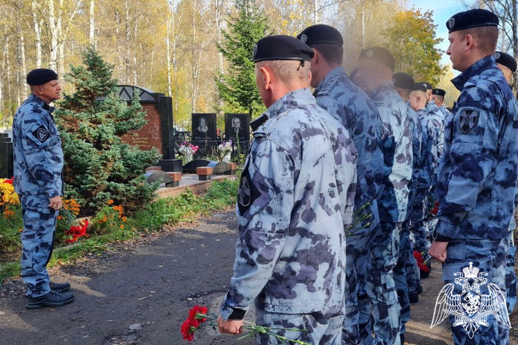 Сотрудники и ветераны ОМОН "Оплот" почтили память погибших товарщией в Костроме