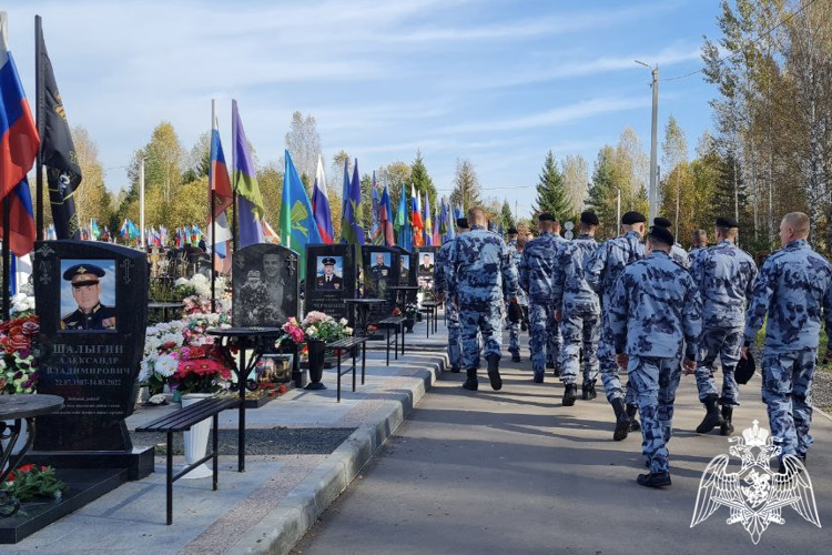 Сотрудники и ветераны ОМОН "Оплот" почтили память погибших товарщией в Костроме