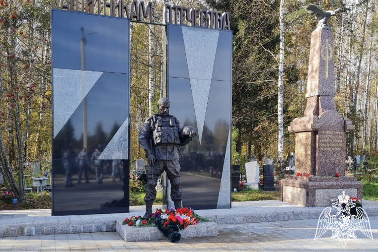 Сотрудники и ветераны ОМОН "Оплот" почтили память погибших товарщией в Костроме