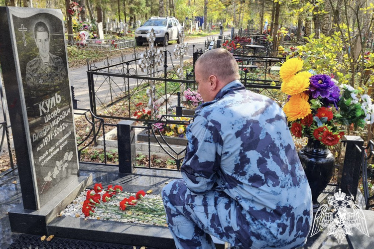 Сотрудники и ветераны ОМОН "Оплот" почтили память погибших товарщией в Костроме