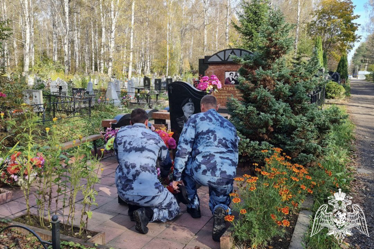 Сотрудники и ветераны ОМОН "Оплот" почтили память погибших товарщией в Костроме