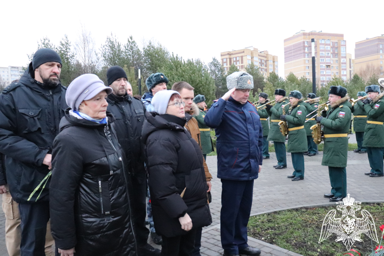 Сотрудники Росгвардии приняли участие в завершении всероссийской акции "Вахта Памяти - 2024" в Костроме