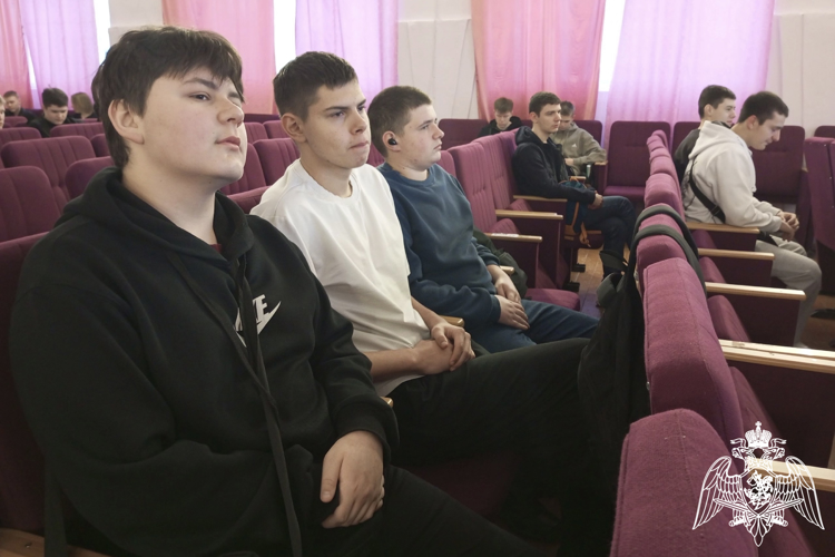 Учащихся районов Костромской области сотрудники Росгвардии знакомят с ведомственными вузами