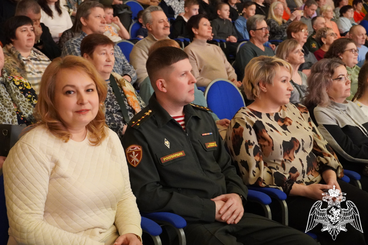 Военные музыканты Центрального округа Росгвардии выступили с концертом в Костроме