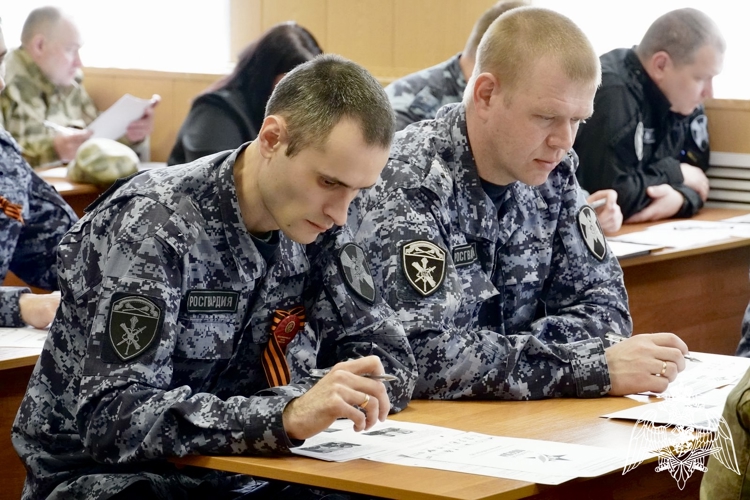 Сотрудники и военнослужащие Росгвардии написали Диктант Победы в Костроме