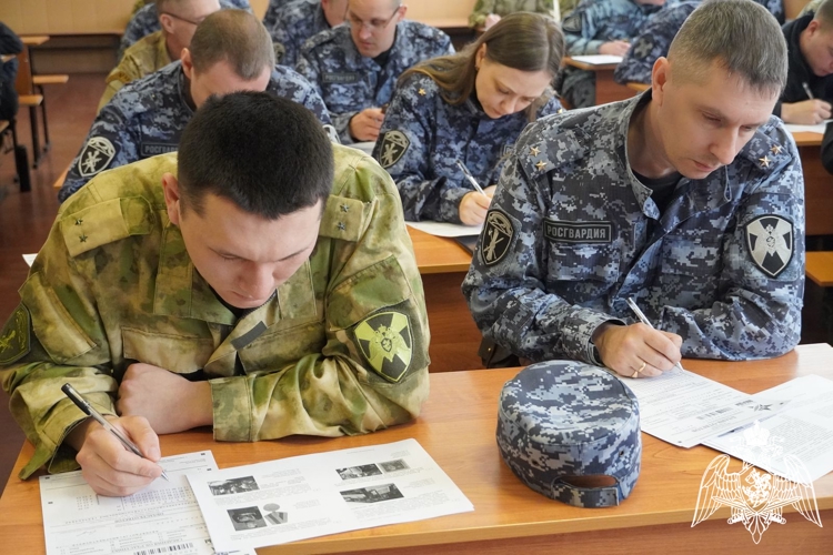Сотрудники и военнослужащие Росгвардии написали Диктант Победы в Костроме