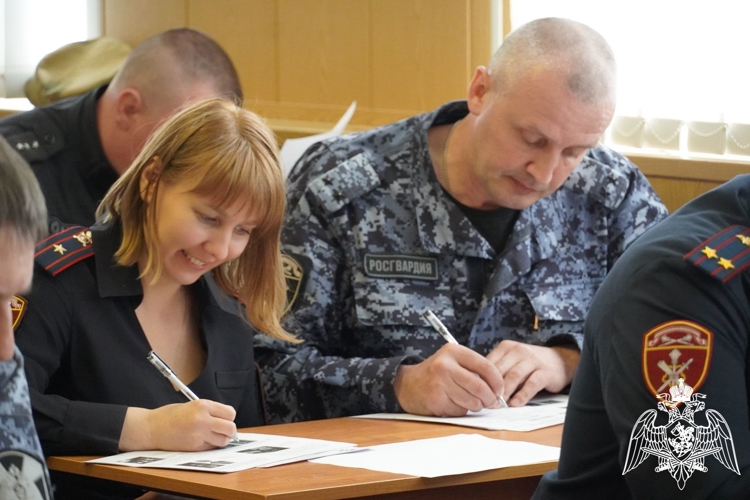 Сотрудники и военнослужащие Росгвардии написали Диктант Победы в Костроме