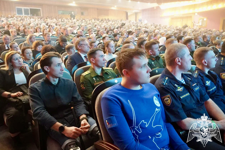 Почетными гостями открытия международного фестиваля документального кино «RT.Док: Время наших героев» стали сотрудники Росгвардии в Костроме