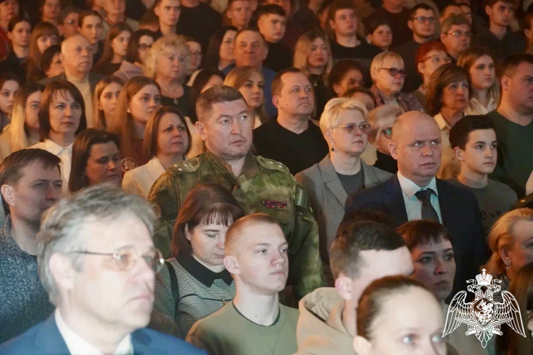 Почетными гостями открытия международного фестиваля документального кино «RT.Док: Время наших героев» стали сотрудники Росгвардии в Костроме
