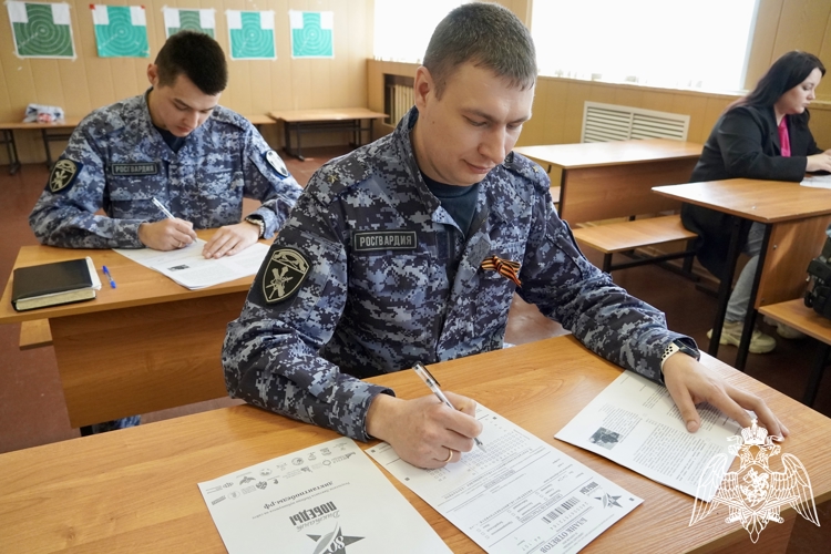 Сотрудники и военнослужащие Росгвардии написали Диктант Победы в Костроме