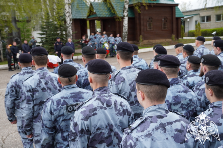 Сотрудники Росгвардии простились с легендарным командиром ОМОН Николаем Галкиным в Костроме
