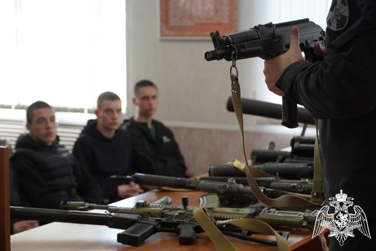 Костромской ОМОН Росгвардии ждут новички: выпускники политехнического колледжа узнали о новых специальностях отряда