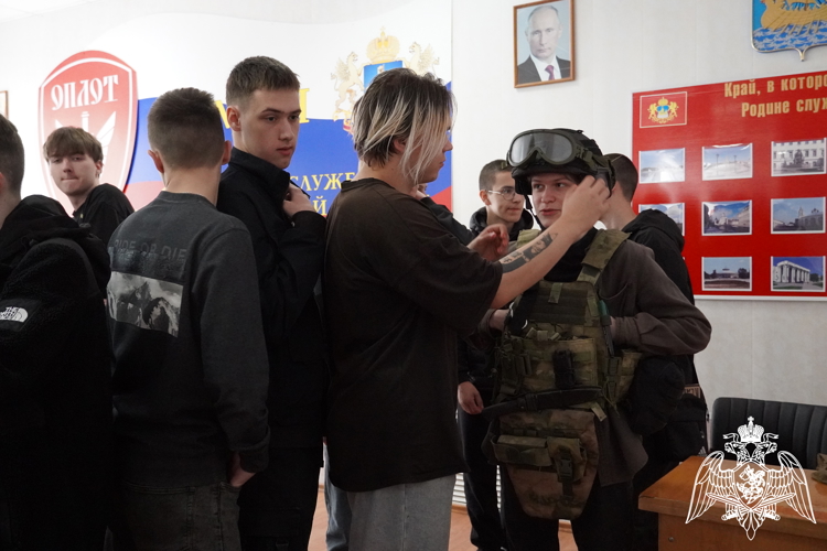 Костромской ОМОН Росгвардии ждут новички: выпускники политехнического колледжа узнали о новых специальностях отряда