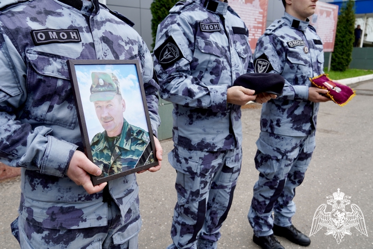Сотрудники Росгвардии простились с легендарным командиром ОМОН Николаем Галкиным в Костроме