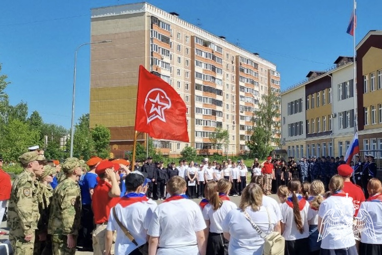 Учащиеся подшефного Росгвардии класса успешно завершили учебный год в Костроме