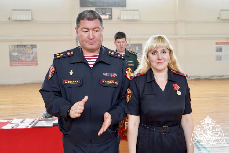 В преддверии Дня России сотрудникам и военнослужащим Росгвардии вручили ведомственные награды в Костроме