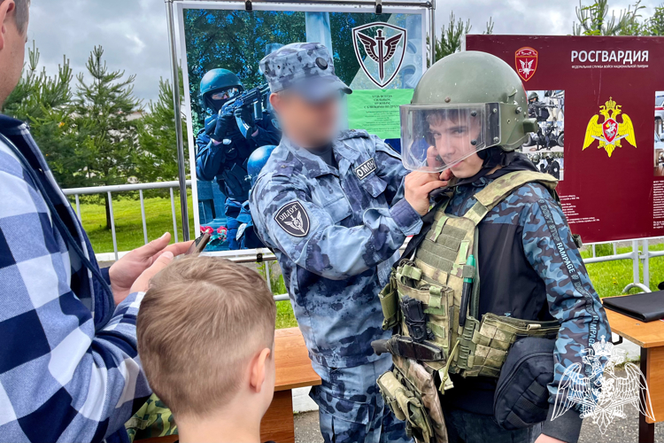Юные костромичи побывали в роли росгвардейцев