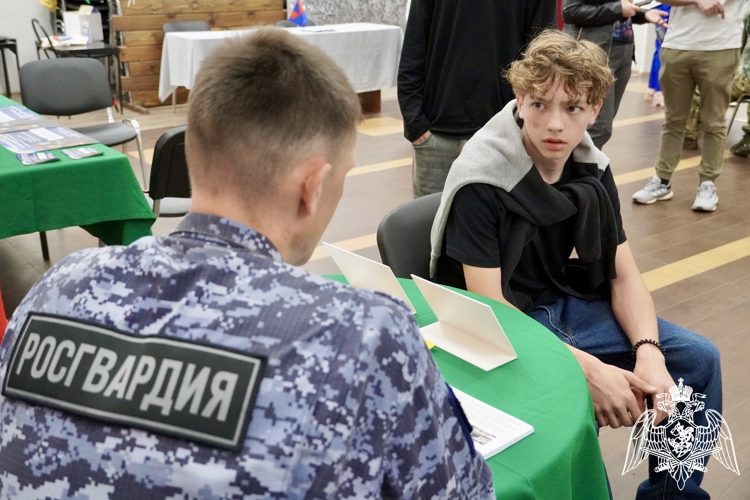 Сотрудники Росгвардии приняли участие в ярмарке вакансий для участников СВО в Костроме