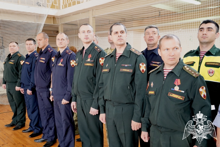 В преддверии Дня России сотрудникам и военнослужащим Росгвардии вручили ведомственные награды в Костроме