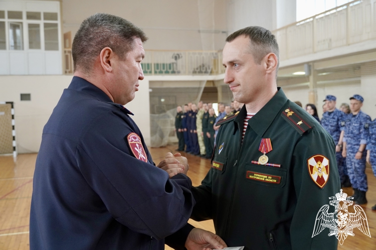 В преддверии Дня России сотрудникам и военнослужащим Росгвардии вручили ведомственные награды в Костроме