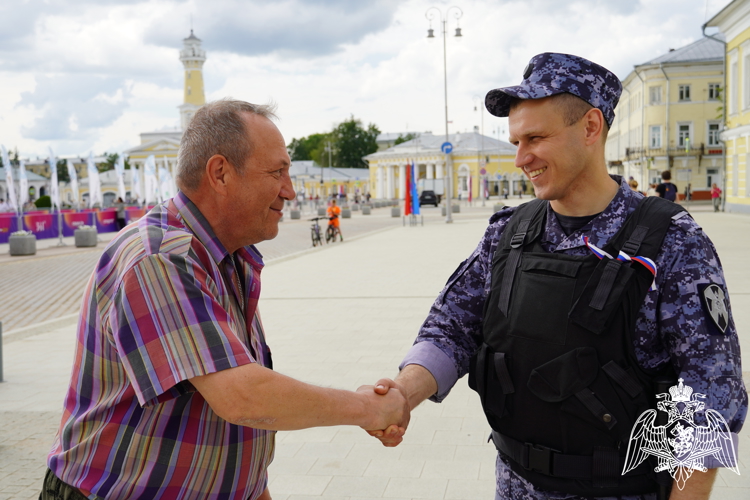В День России сотрудники Росгвардии обеспечили безопасность костромичей и гостей города