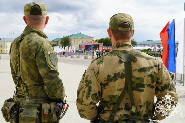 В День России сотрудники Росгвардии обеспечили безопасность костромичей и гостей города