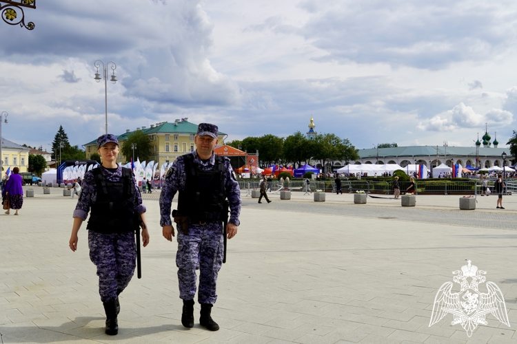 В День России сотрудники Росгвардии обеспечили безопасность костромичей и гостей города
