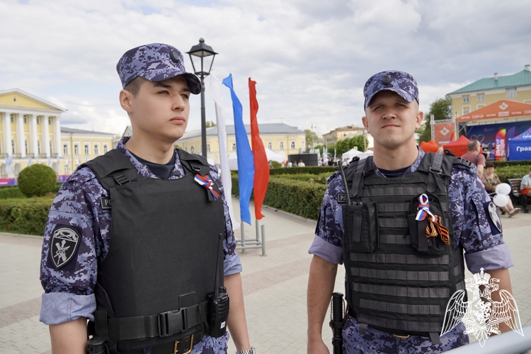 В День России сотрудники Росгвардии обеспечили безопасность костромичей и гостей города