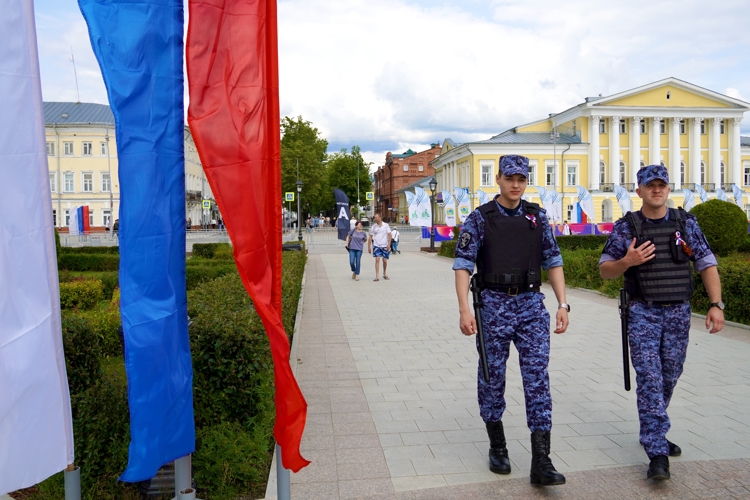  В День России сотрудники Росгвардии обеспечили безопасность костромичей и гостей города