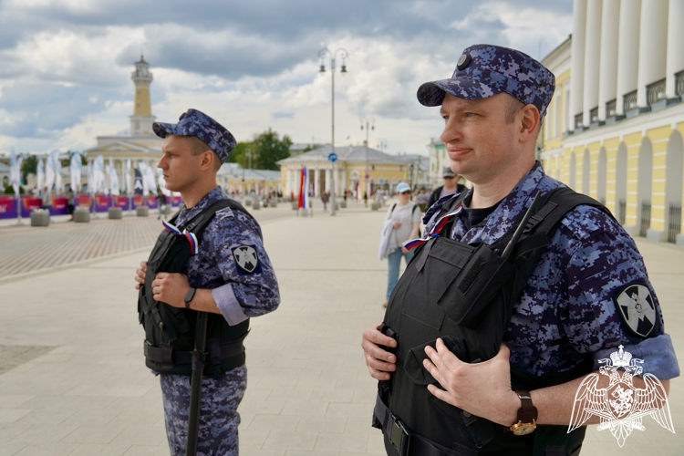 В День России сотрудники Росгвардии обеспечили безопасность костромичей и гостей города
