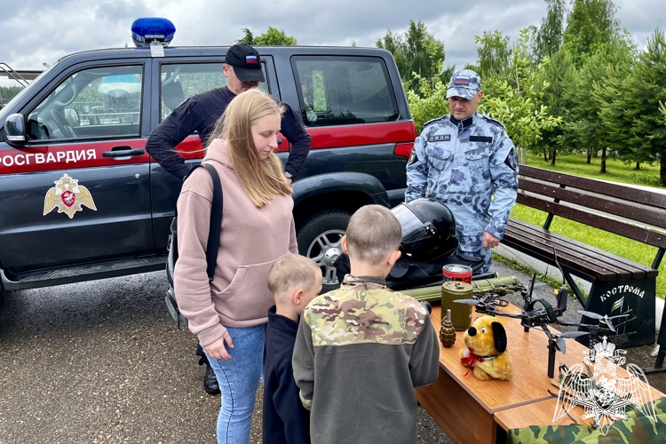 Юные костромичи побывали в роли росгвардейцев
