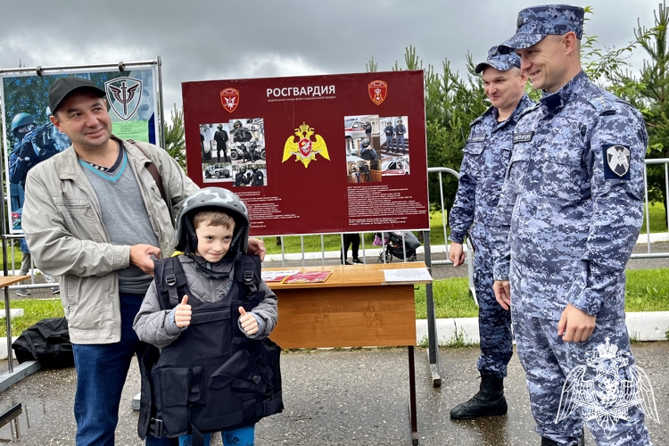 Юные костромичи побывали в роли росгвардейцев