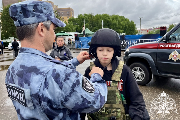 Юные костромичи побывали в роли росгвардейцев